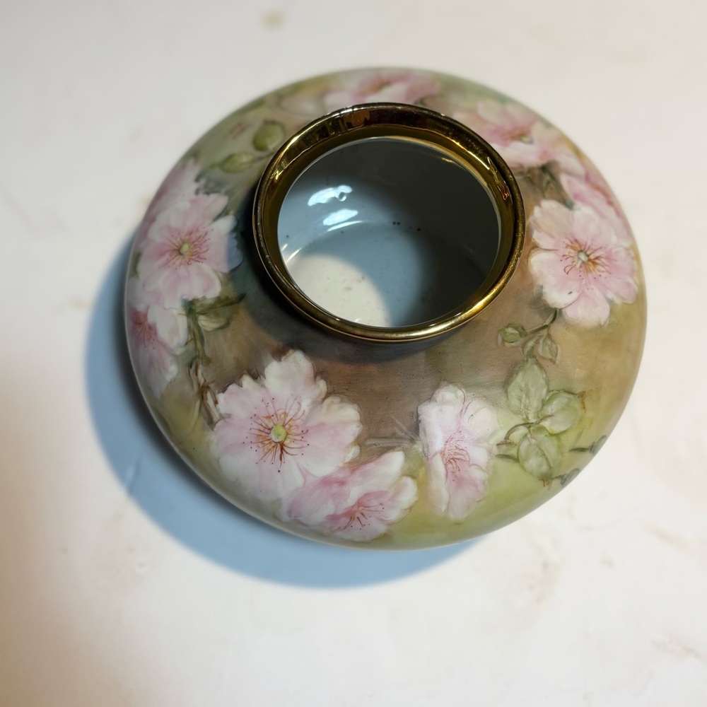 Hand painted Flat Floral Vase gold trim signed Linda Hart - Picture 3 of 11